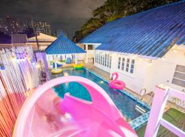 Blue Pool Villa Jomtien / 350m to beach / Big Pool with Slider, hotel in Jomtien Beach