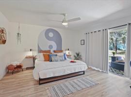 Ying Yang Suite King Bed Zen Condo, hotel in Gainesville