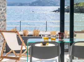 Beachfront Salty Sea Luxury Suite 2, luxury hotel in Agios Nikolaos