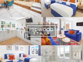 BRAND NEW Spacious 4 Bedroom Houses For Contractors & Families with FREE Parking, Garden, Fast Wifi and Netflix By REDWOOD STAYS, semesterhus i Farnborough