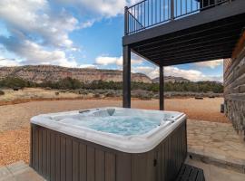 Red Canyon Casita-Brand New, Views, Hot Tub, Near Zion & Bryce, villa em Orderville