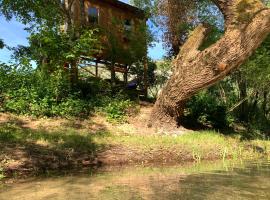 Delightful Treehouse w private beach, glamping v Mostarju