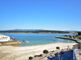 Apartamento con terraza frente al mar en O Grove，格羅韋的飯店