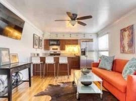 Belmont Shore Beach Bungalow, 2 min walk to town!, מלון בלונג ביץ'