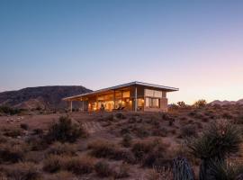 Hawk and Mesa- 120Acre Icon with Cowboy Pool Hot Tub, hotel in Pioneertown