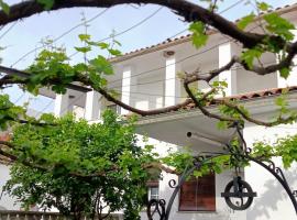 Casa Rural Las Parras 48, casa vacacional en Malpartida de Cáceres