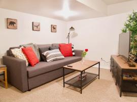 NEW Gorgeous Space in Moose Jaw Coffee Parking 4k Smart TV, holiday rental in Moose Jaw