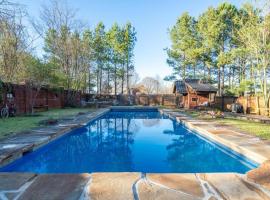 Doras Dutch Cottage Charmer with Swimming Pool, casa rural en Clarksville