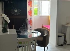 Appartement F2 ROSALINDA, cottage in Les Abymes