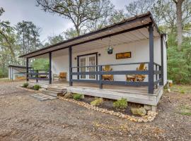 Willis Cabin on 6 5 Acres - Close to the Lake!, villa em Willis