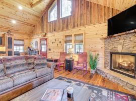 Dog-Friendly Cabin with Fire Pit and Hot Tub!, hotel em Murphy