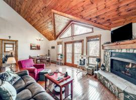 Beech Mountain Cabin with Deck, Fire Pit and Gas Grill, family hotel in Beech Mountain