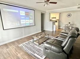 Home Theater Sleeps 8 WiFi, hotel with parking in Morrow