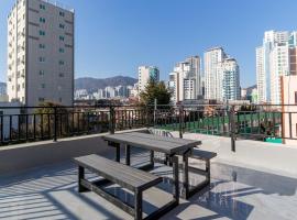 The house has 4 bedrooms and 3 bathrooms., khách sạn ở Busan