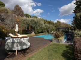 Lussuosa Villa di Design in Sicilia con Piscina e Vista Mare Relax e Comfort a 5 stelle, hotel em Ragalna