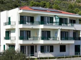 Viesnīca ar autostāvvietu Apartments by the sea Igrane, Makarska - 17292 pilsētā Igrane