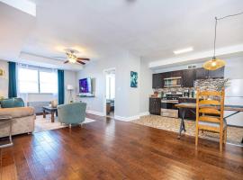 Downtown ! King bed 24 concierge! Onsite Parking LM903, hotel in Atlanta