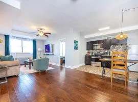 Downtown ! King bed 24 concierge! Onsite Parking LM903
