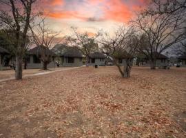 Intimate Africa Self Catering Chalets - Manyeleti, khách sạn có chỗ đậu xe ở Khu bảo tồn Manyeleti Game Reserve