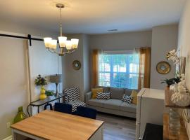 Adorable Apt with Access to Pool and Tennis Courts, hotel a Dallas