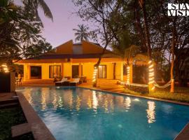Eden's Estate by StayVista - Featuring cozy rooms with a private pool, and modern interiors for a delightful stay, country house in Alibaug