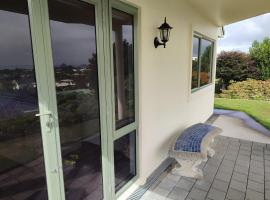 Home with sea views, hotel di New Plymouth