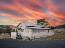 Brīvdienu māja Pretty Pink Queenslander with Magnificent Mountain Views pilsētā Tenterfīlda