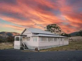 Pretty Pink Queenslander with Magnificent Mountain Views