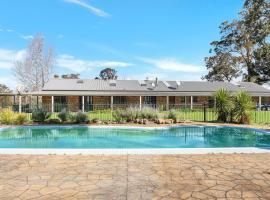 MarMel - Four bedroom home with pool and fire pit, hotel ramah hewan peliharaan di Kangaroo Valley