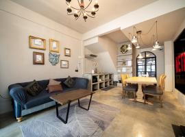 Designer House Asoke / 3 bedrooms, cottage in Bangkok