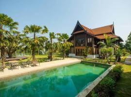 Luxury Thai Lanna house and Farm stay Chiangmai – willa w mieście Saraphi