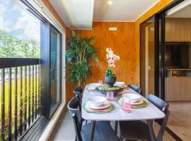 Cozy 1-Bed Apartment with Park Views, Sleeps 4
