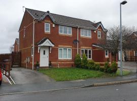 Lovely 3 Bedroom House in Greater Manchester, hotel with parking in Manchester