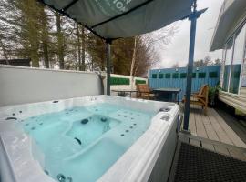 Private Hot Tub Cabin, Pergola and Large Decking Area, Ferienwohnung in Swarland