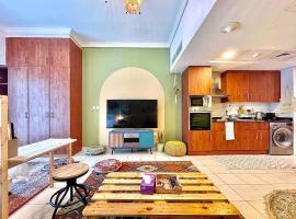 Rustic Elegance By The Lake Studio Cabin In Jlt, Hotel in Dubai