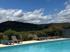 Cosy appartement entre vignes et garrigue avec piscine, Hotel in Péret