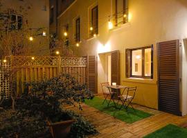 Peaceful apartment with private garden, hotelli kohteessa Clichy