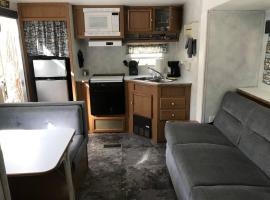 Platte-Camper in Woods w/FirePit & Hot Tub Access, hotel pogodan za kućne ljubimce u gradu Benzonia