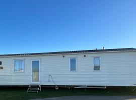 Beautiful 3 bed Caravan in Felixstowe, hotel in Felixstowe