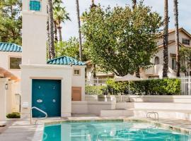 Glamorous Regal Design Home with Private Patio and Garage, caba&ntilde;a o casa de campo en Laguna Hills