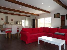 Spacieuse villa a St Cyprien pour 15, дом для отпуска в Сен-Сиприене
