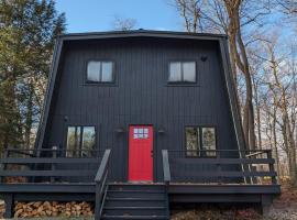 Modern chalet for 8 people with Fireplace, Hot Tub and nearby Skiing, beach hotel in Tobyhanna