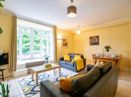 122 - Large Duplex with Parking by Shortstays, hotell i Galway
