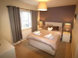 3 Bedroom House - Parking - Wifi - Fully Refurbished Throughout - New Kitchen & Bathroom