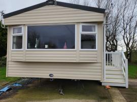 Lovely 8 Berth Caravan With Decking And Wifi In Yorkshire, Ref 71011ic, hotel in Tunstall