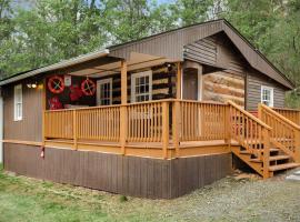 Creekside Cabin w Hot Tub, Fire Pit, Grill, WiFi!, séjour au ski à Basye