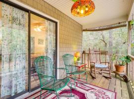 Wilmington Getaway Near Carolina Beach Boardwalk!, rumah kotej di Wilmington