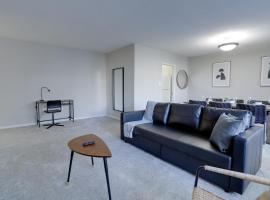 Luxury & Comfortable condo @Crystal city, luxury hotel in Arlington