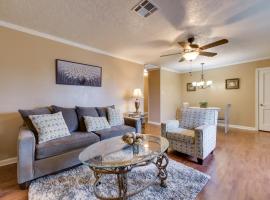 Charming Lake Charles Apartment 2 Mi to Lake!, hotel in Lake Charles