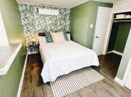 The Hollywood Suite Downtown, BeverlyHills Vibe, apartamento em Fredericton